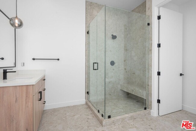 Building Photo - 726 Robinson St