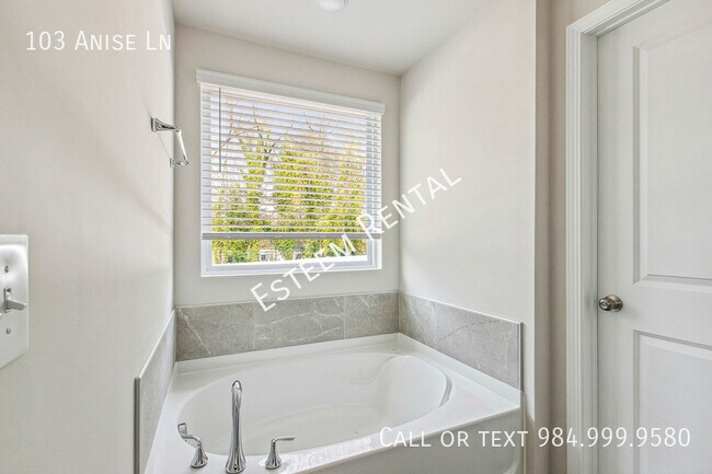 Building Photo - 103 Anise Ln