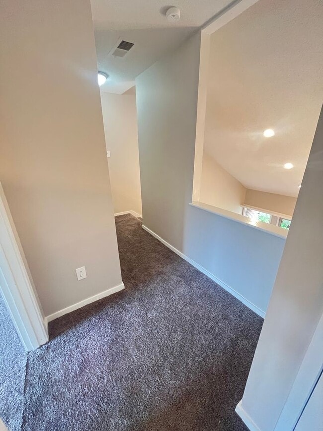 Building Photo - Beautiful renovated East Memphis condo located in the Richland area! Community Pool! Small pets a...