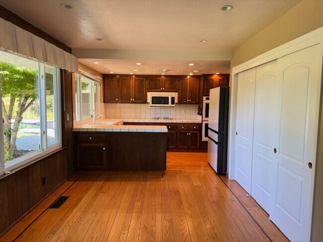 Building Photo - Single level home with pool in Whitegate c...