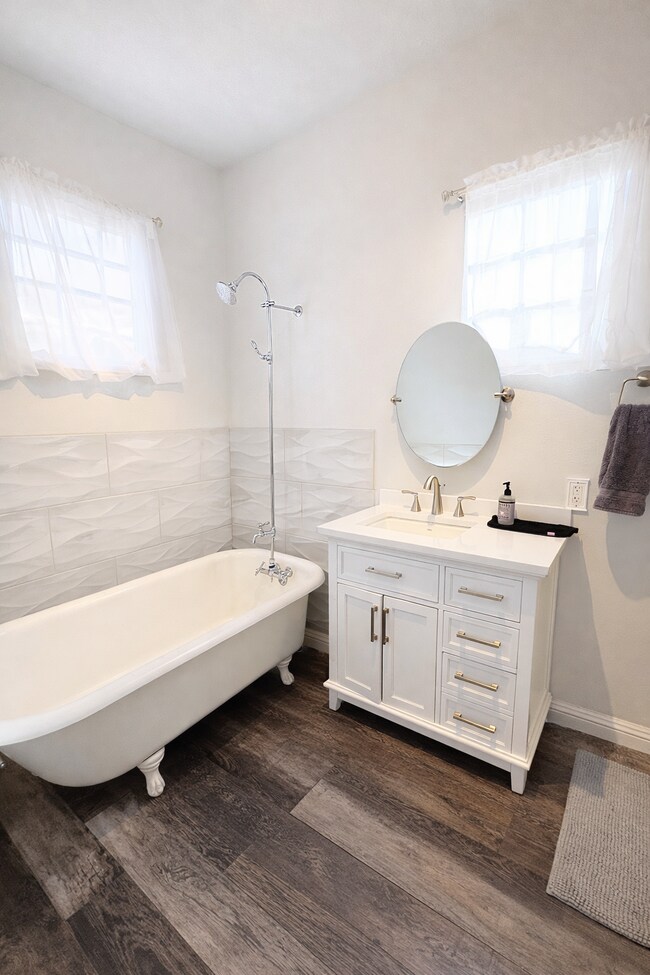 Building Photo - 722 Broadway Blvd SE