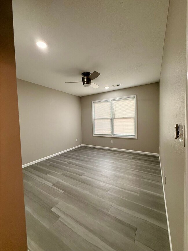 Building Photo - 1291-MF3-E