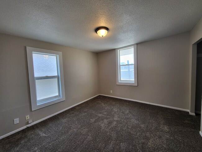 Building Photo - 3 Bedroom, 1 Bathroom Duplex with quick ac...