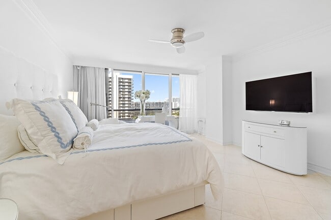 Building Photo - 100 Lakeshore Dr