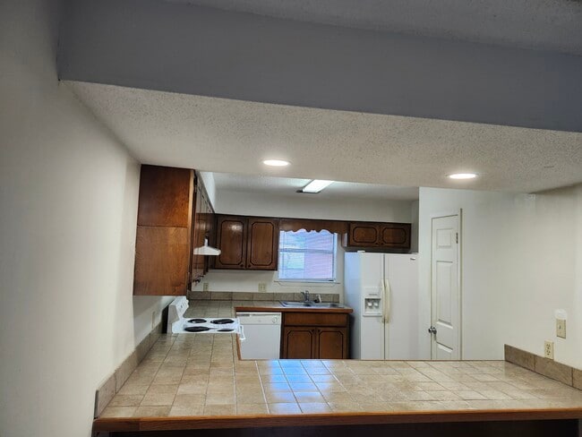 Kitchen area with breakfast bar - 44 5th St
