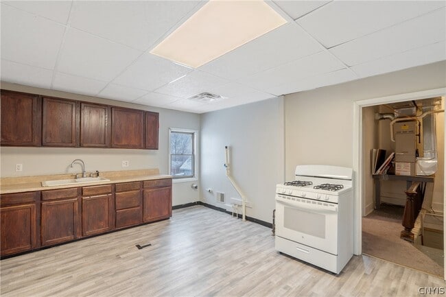 Building Photo - 103 E 7th St