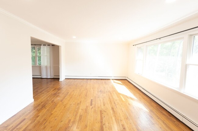 Building Photo - 19 Maurice Ln