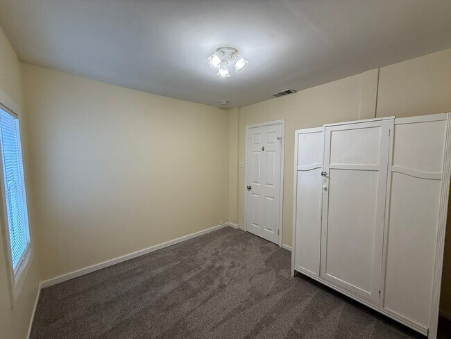 Building Photo - 5BR 1.5BA Berkeley Home | W/D, Dishwasher, Backyard + Storage Near Shattuck & Berkeley Bowl