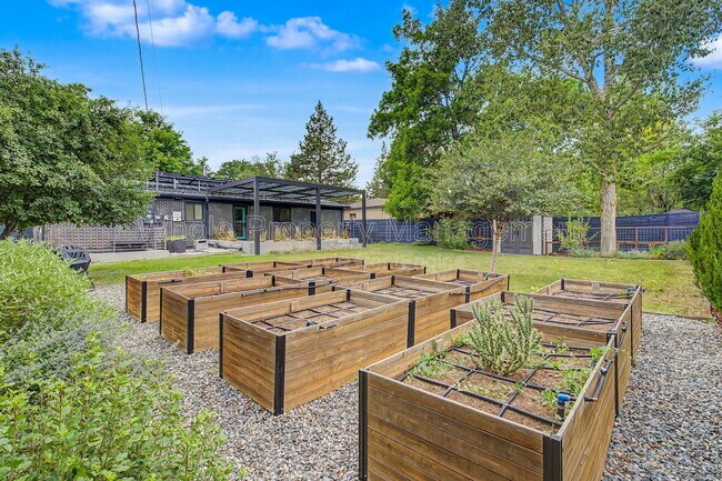 Building Photo - 5565 E Bails Dr