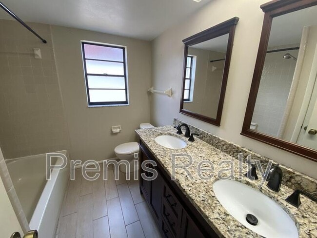 Building Photo - 14875 Cromwell Dr