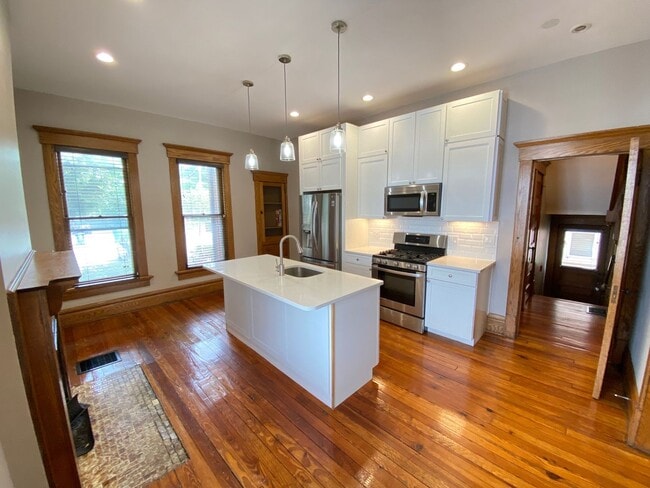 Building Photo - Huge Brick House! Free Parking!