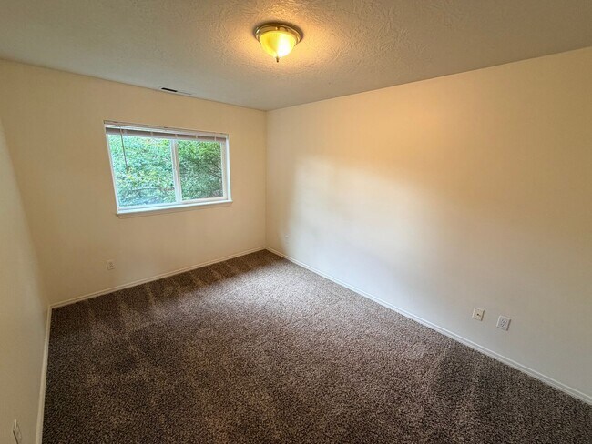 Building Photo - *Half-Off 1st Month's Rent!* Large Three Bedroom Duplex in Keizer