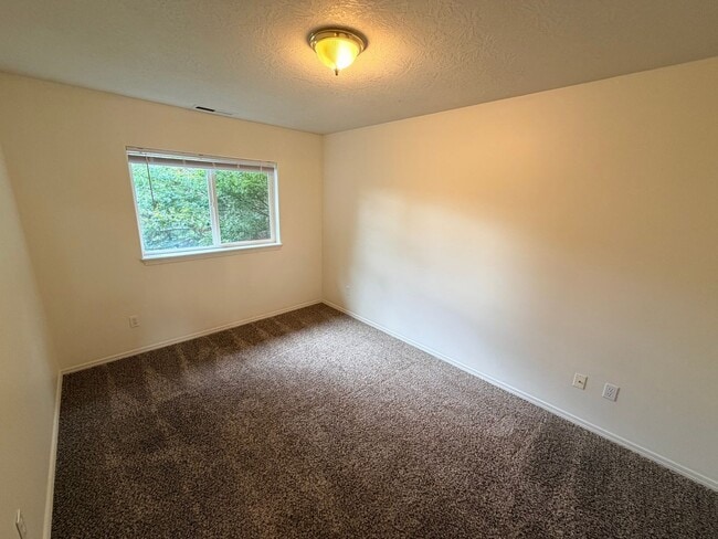 Building Photo - Large Three Bedroom Duplex in Keizer