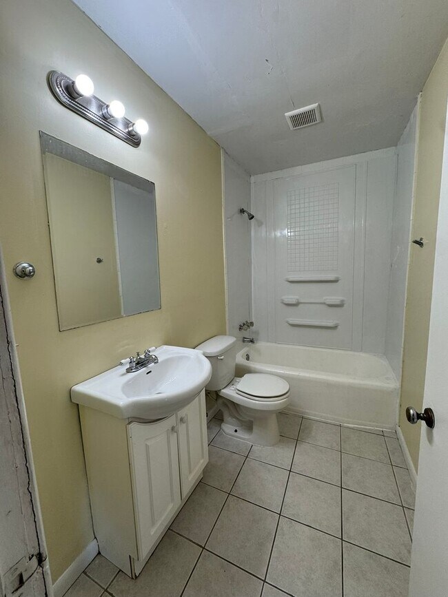 Building Photo - 1127 Lodge Ave