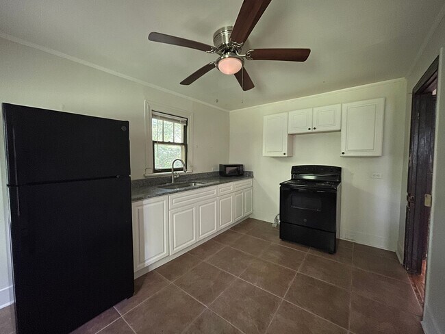 Building Photo - One Bedroom House in Woodycrest
