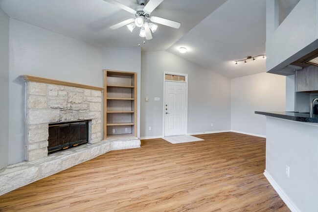 Building Photo - 1 Bedroom, 1 Bath Available Now!