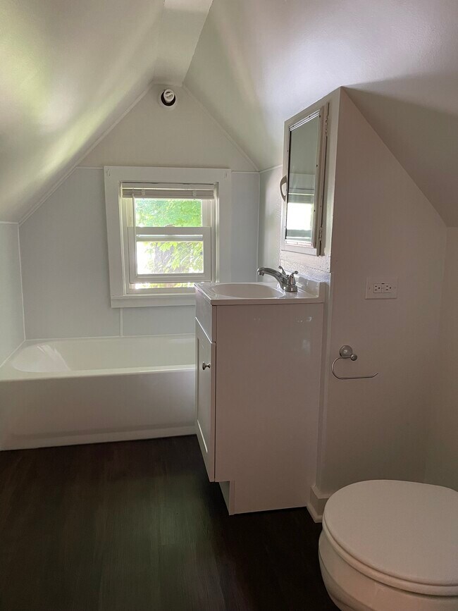 Building Photo - 283 Wood St