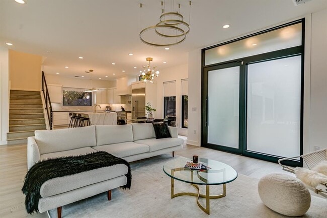 Building Photo - 2015 De Verne St