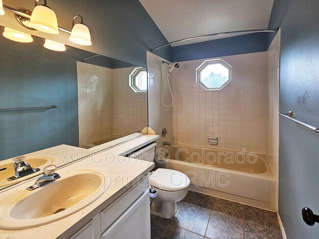 Building Photo - 2615 Helmsdale Dr