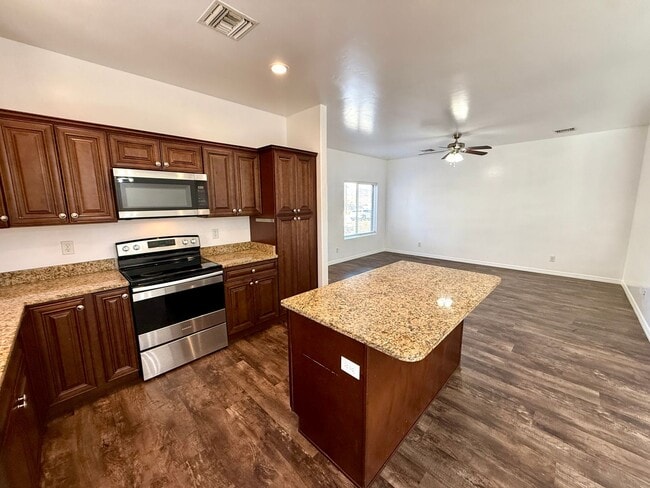 Building Photo - Great 3 Bedroom, 2 Bathroom Home Centrally Located- Available Now!