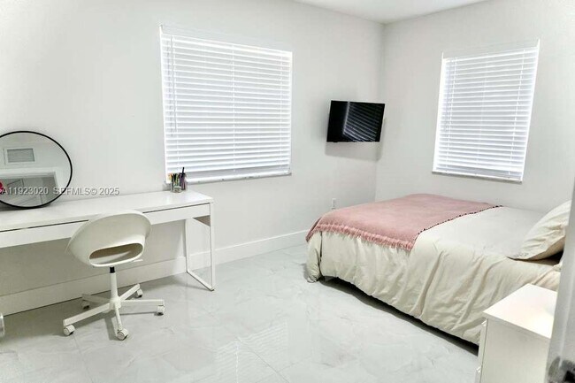 Building Photo - 1213 NW 6th Ave