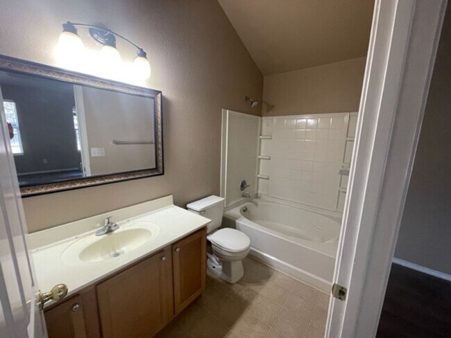 Building Photo - Charming 3-Bedroom, 2-Bath Home in Converse at the Meadows of Copperfield