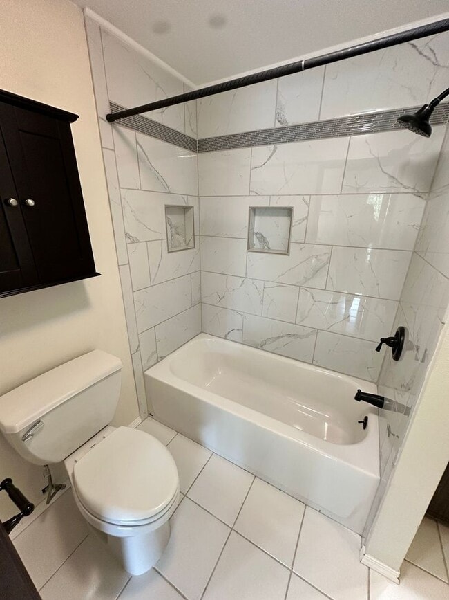 Building Photo - Beautiful well Maintained Duplex for rent