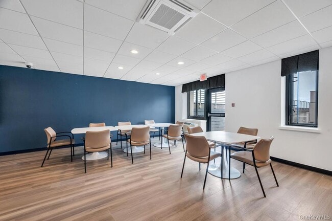 Building Photo - 100 W Broadway