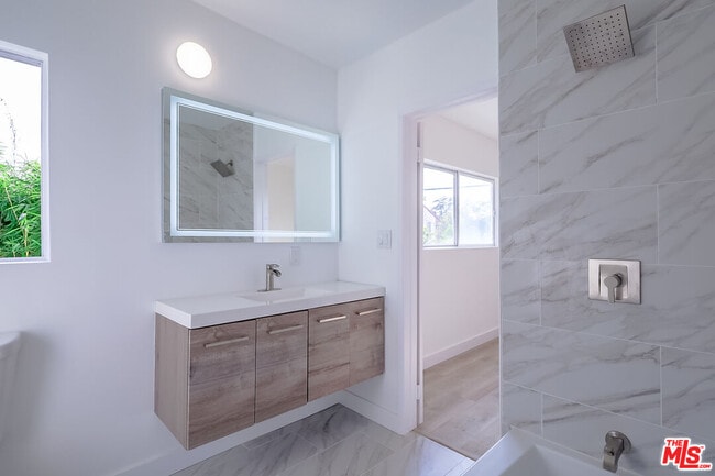 Building Photo - 823 S Detroit St