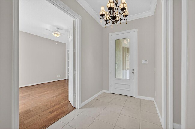 Building Photo - 121 Savona Dr
