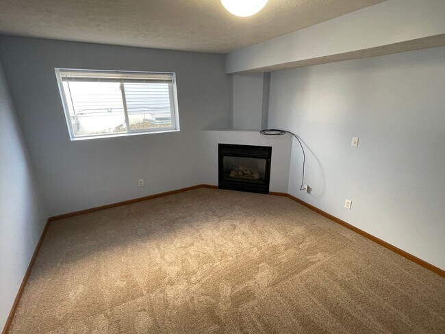 Building Photo - Spacious Home!!