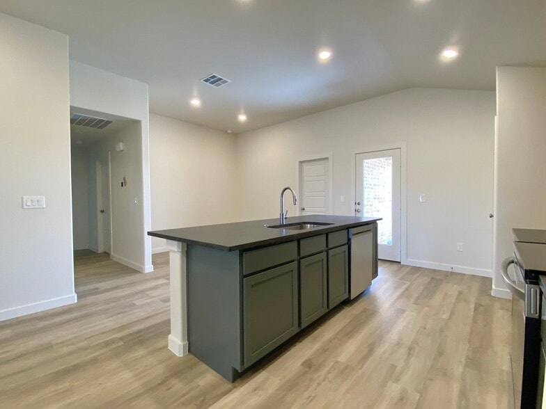 Building Photo - 2902 Farmhouse Ave
