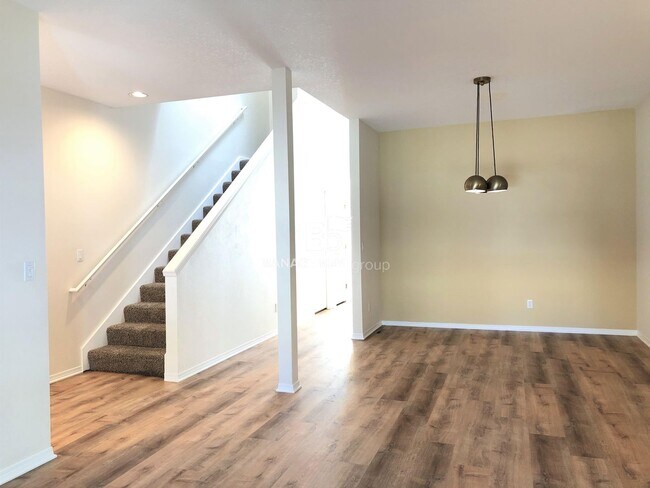Building Photo - Gorgeous John's Landing Townhome- Luxurious Interior Renovation!
