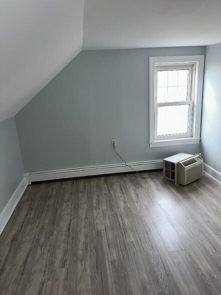 Building Photo - 633 Moody St