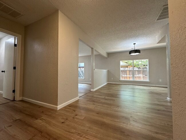 Building Photo - 8915 N Rockwell Dr