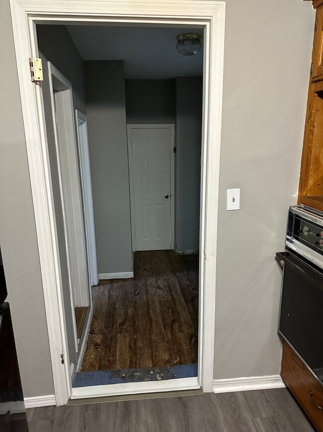 Building Photo - Newly Renovated 4 br/2ba Home in -Steps Aw...