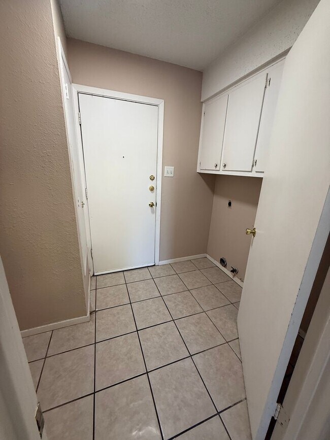 Building Photo - 1402 Westcott Dr