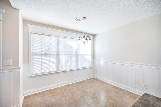 Building Photo - 102 Summerstone Bend