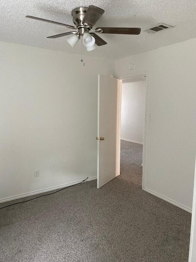 Building Photo - 718 Lariat Ln
