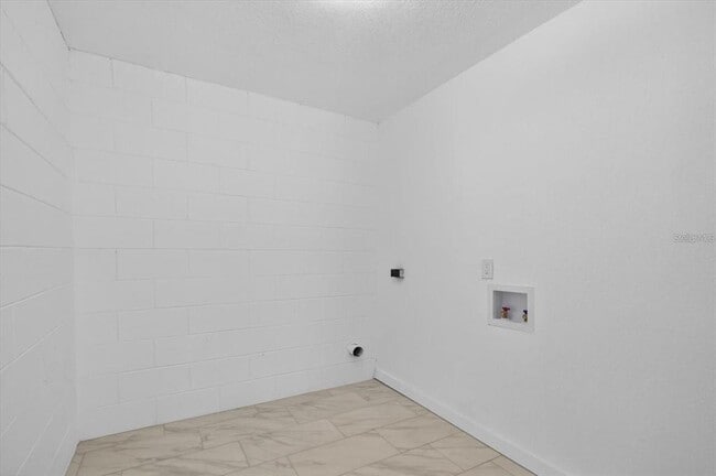 Building Photo - 8609 Fish Lake Rd