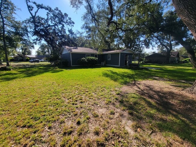 Building Photo - Home conveniently located