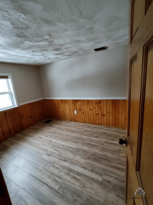 Building Photo - 328 N Pond Rd