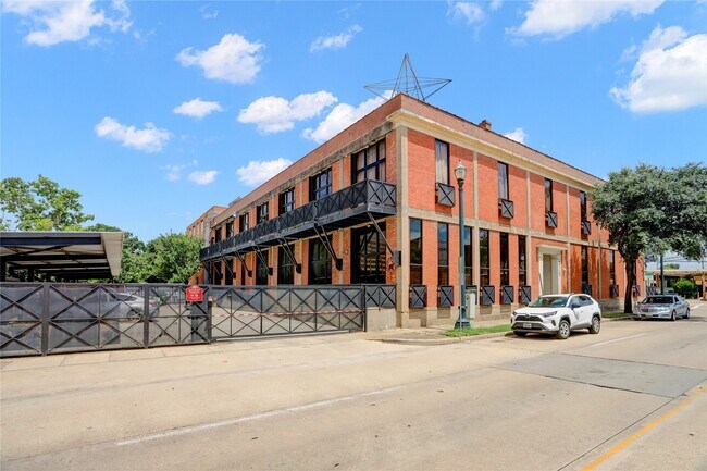 Building Photo - 915 N San Jacinto St