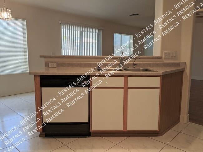 Building Photo - 895 E Lakeview Dr