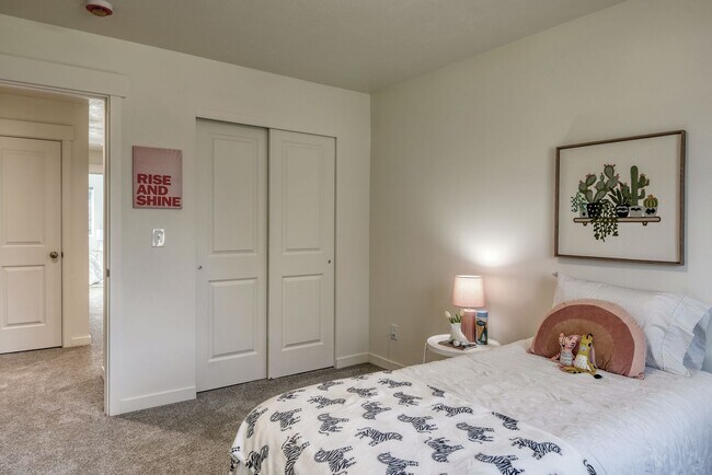 Building Photo - 4913 E 6th Ave