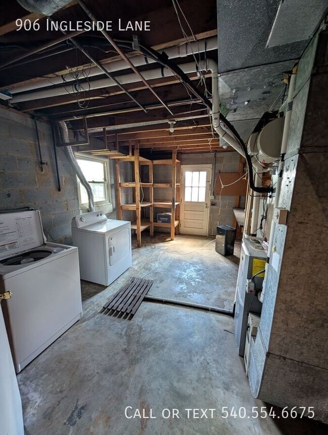 Building Photo - 906 Ingleside Ln
