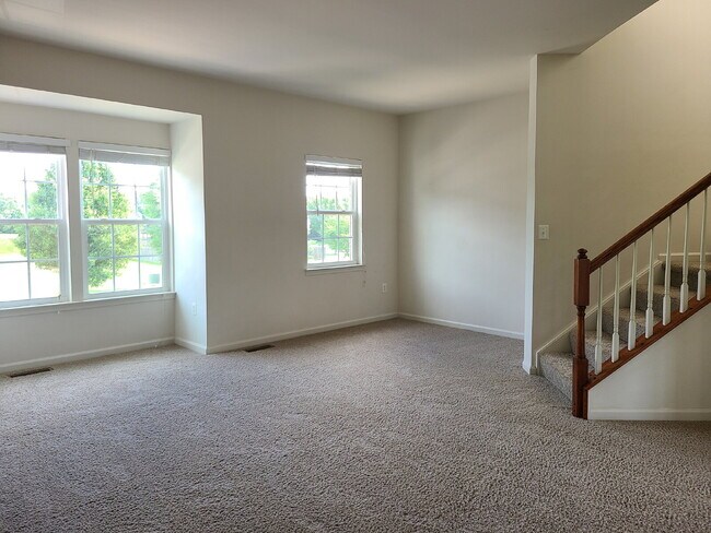 Building Photo - 3-Level TH, 3 BR, 2.5 BA, Garage