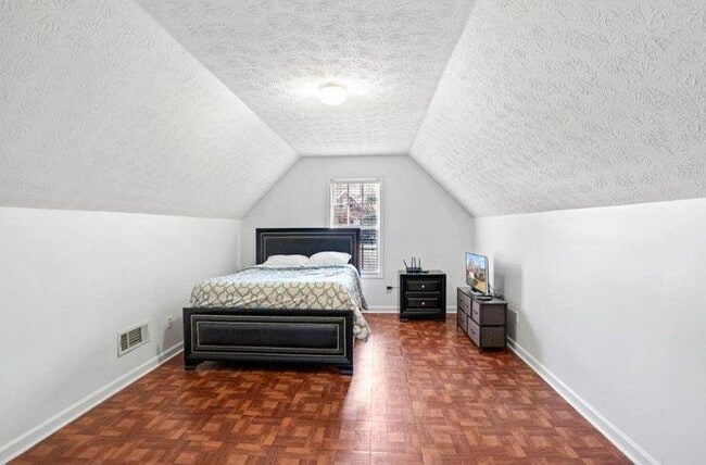 Building Photo - 630 James Ridge Dr