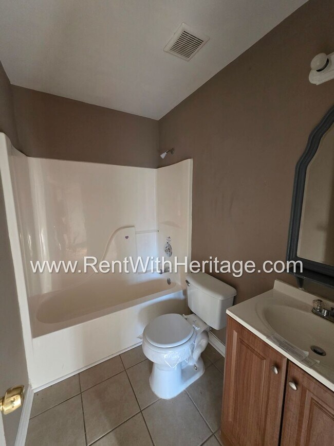 Building Photo - Awesome 3 bd/ 2 bath home / Ranch Home / No Steps / Upgrades Galore / Great Location