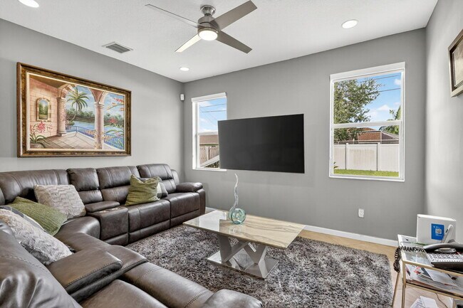 Building Photo - 1971 SW Breezeway St